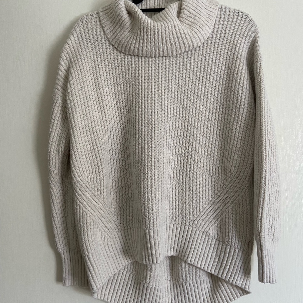 White turtle neck sweater- M Old Navy
